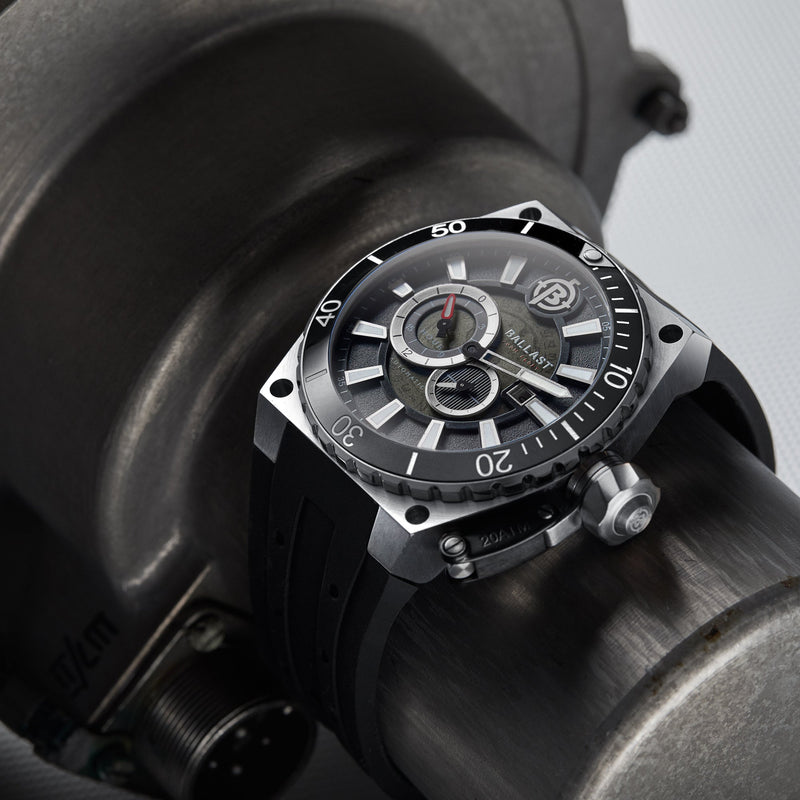 Valiant Regulator Automatic Cockpit Black