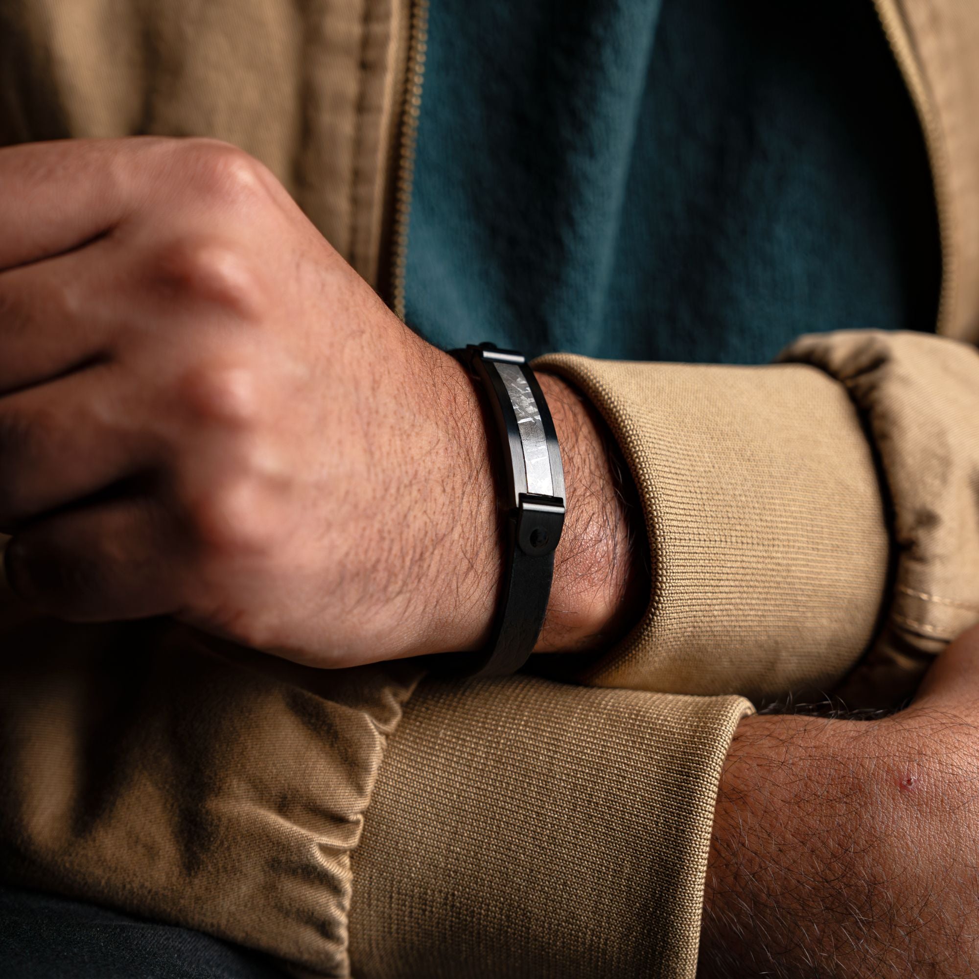 Vezeto Leather Bracelet Raven Black Meteorite