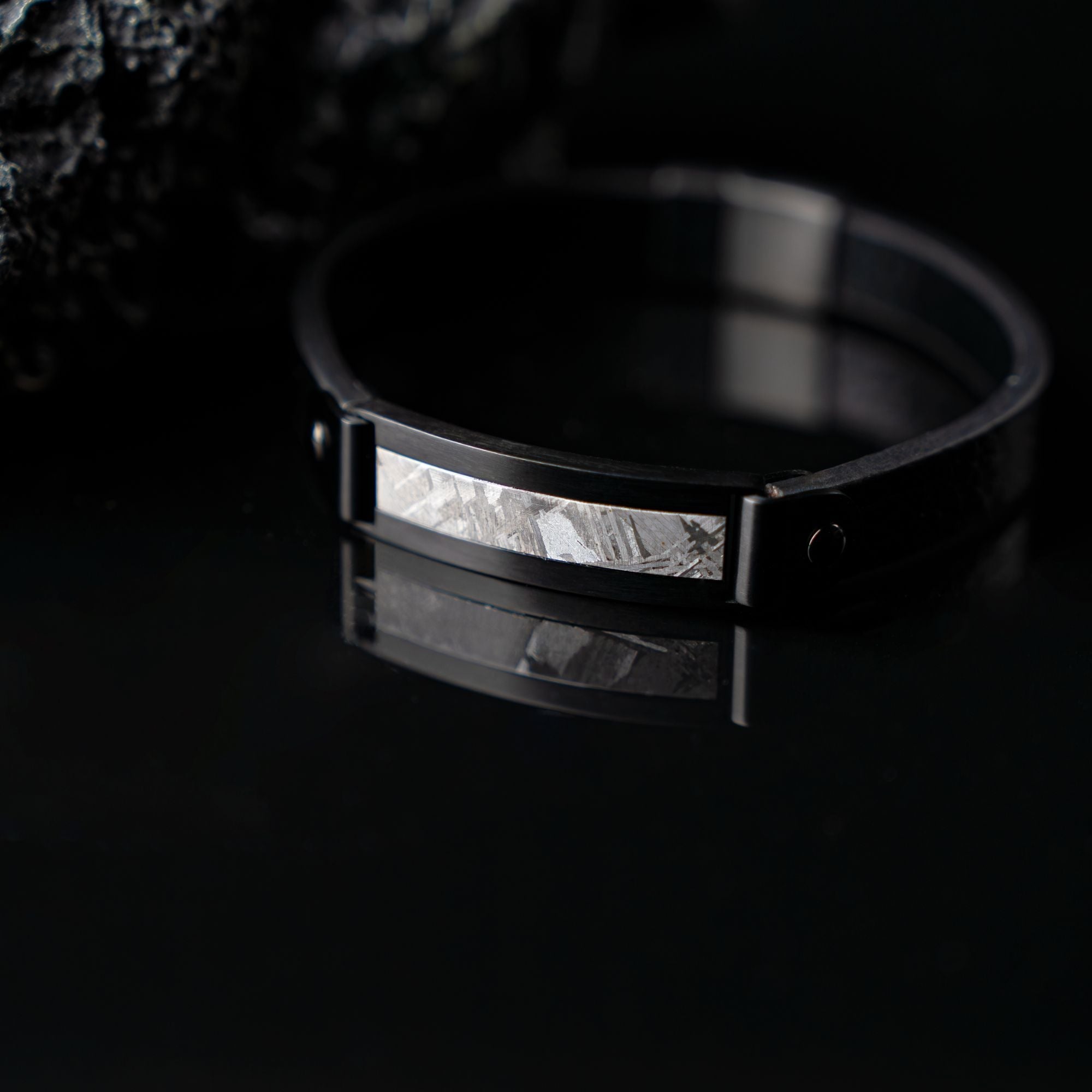 Vezeto Leather Bracelet Raven Black Meteorite