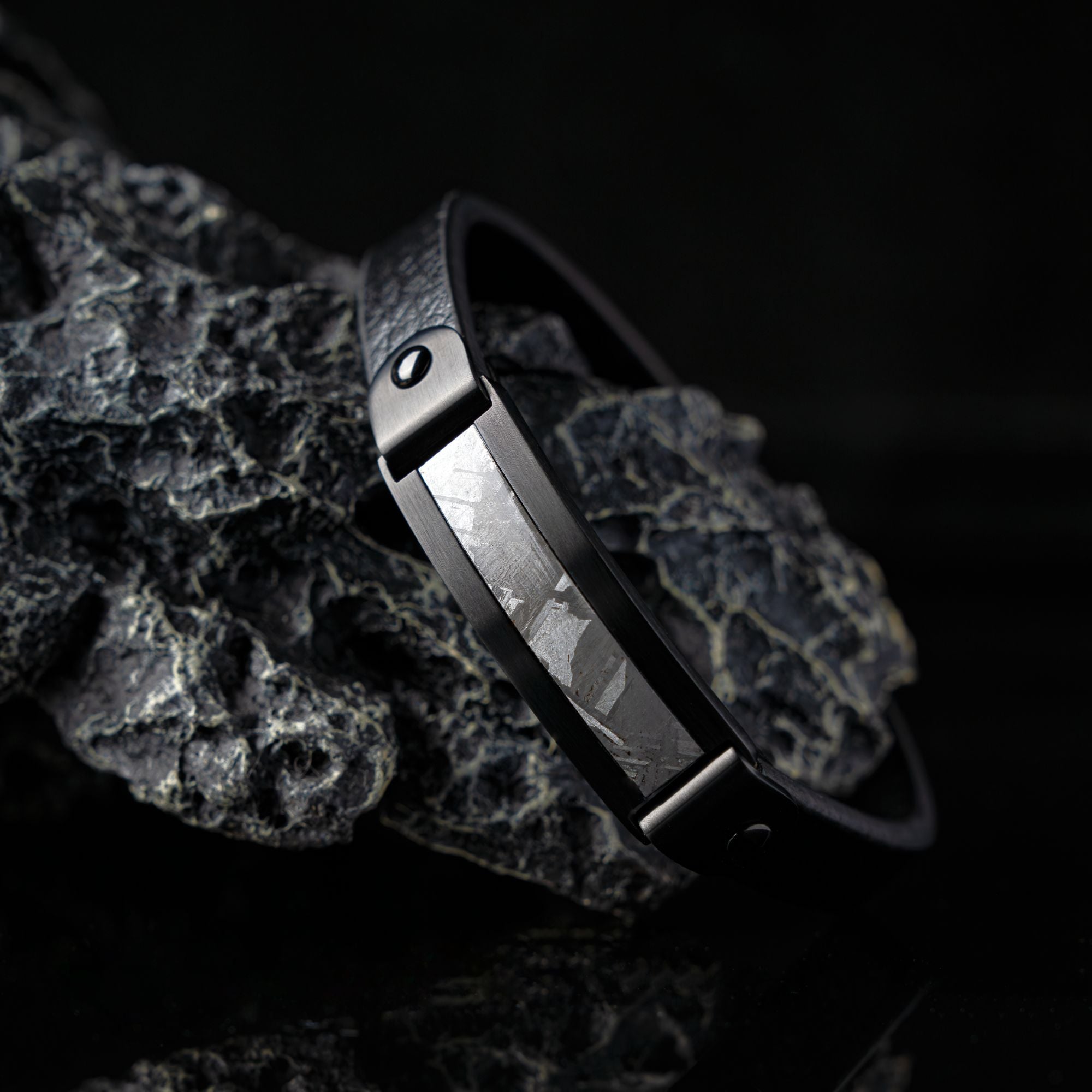 Vezeto Leather Bracelet Raven Black Meteorite